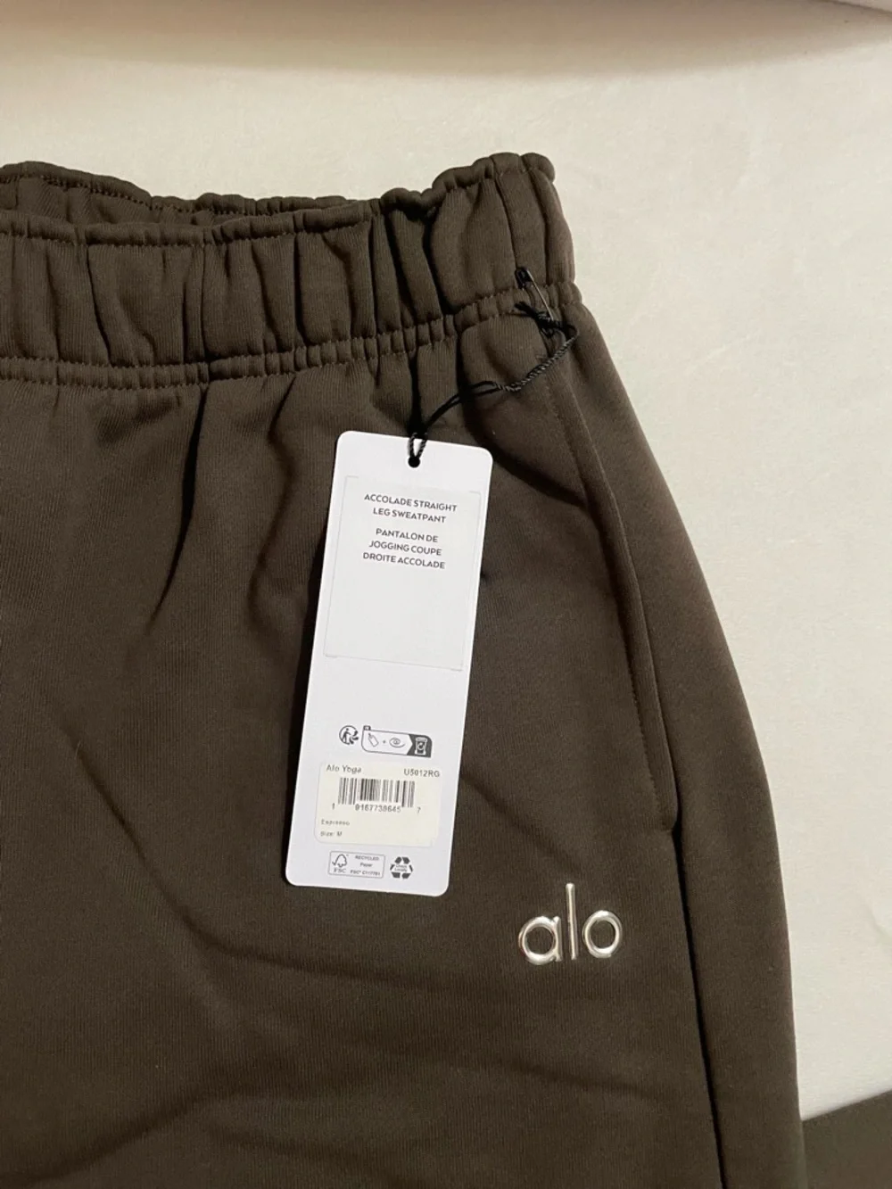 Alo Yoga NWT Accolade Straight Leg Sweatpants in Expresso Color Size M